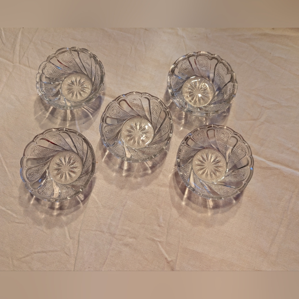 2/20$ Elegant Crystal Mini Bowls Set Perfect For Sauce